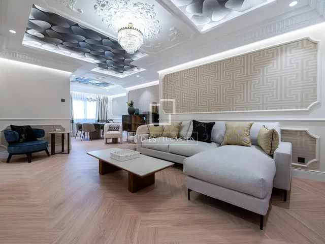 Oturma odası; modern stil, yüksek tavan, doğal ışık, ahşap zemin