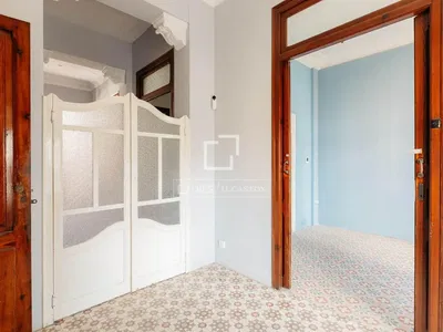 Oda; fayans zemin, tadilat gerekiyor