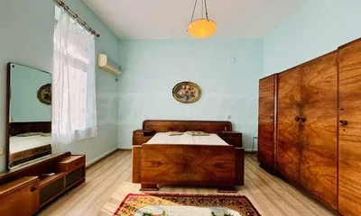 Spavaća soba; drveni pod, prirodna svjetlost, rustikalni stil