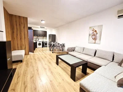 Dnevna soba; drveni pod, prirodno svjetlo, moderni stil