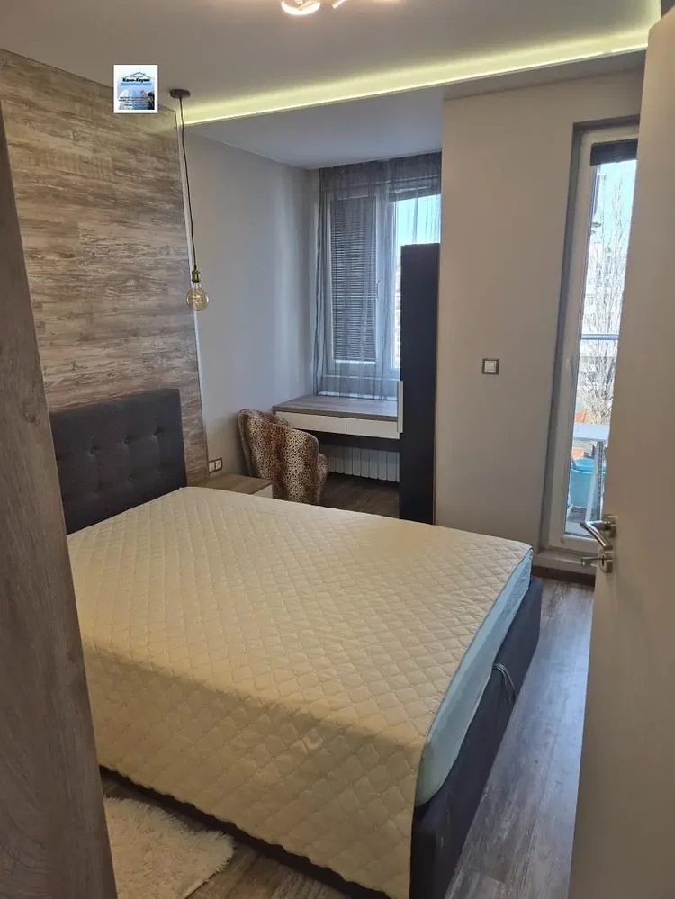 Ložnice; přirozené světlo, moderní styl