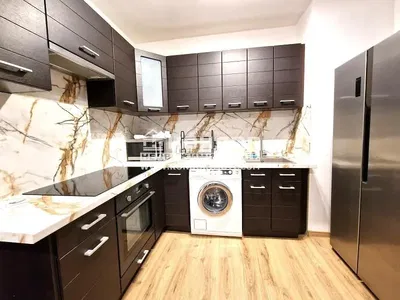 Kuhinja; kuhinjski aparati, drveni pod, prirodno svjetlo, moderni stil