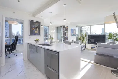 Кухиња; поглед, природно светло, модерни стил, плочице