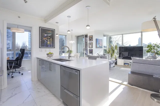 Cuisine; vue, lumière naturelle, style moderne, carrelage