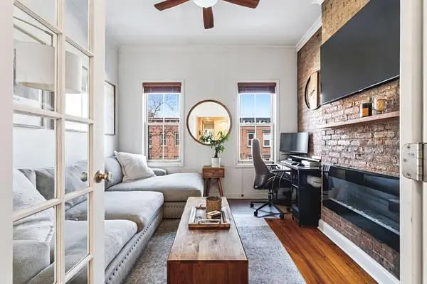 Oturma odası; doğal ışık, modern stil, ahşap zemin, şömine