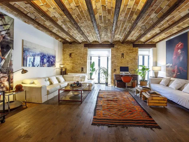 Salon; poutres en bois, lumière naturelle, style moderne