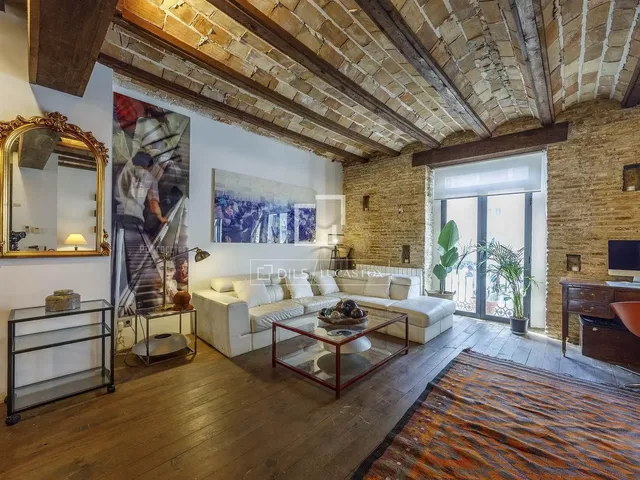 Soggiorno; travi in legno, luce naturale, stile moderno