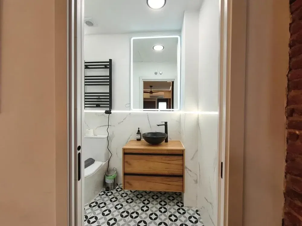 Banyo; fayans zemin, tadilatlı, doğal ışık, modern stil