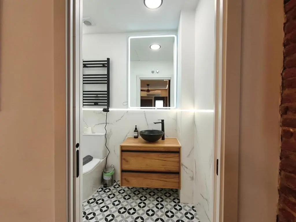 Banyo; fayans zemin, tadilatlı, doğal ışık, modern stil