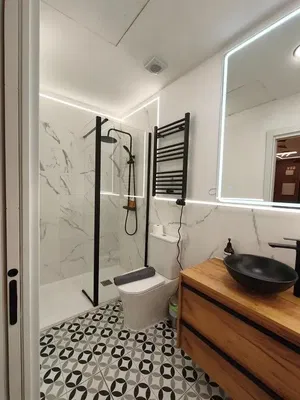 Banyo; fayans zemin, tadilatlı, doğal ışık