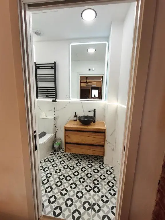 Banyo; fayans zemin, tadilatlı, doğal ışık, modern stil