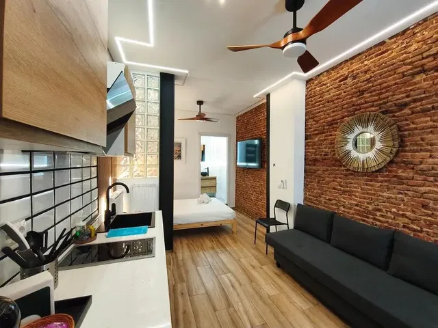 Oturma odası; ahşap zemin, modern stil, doğal ışık