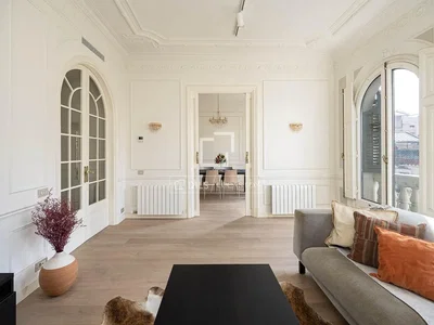 Obývací pokoj; přirozené světlo, dřevěná podlaha, moderní styl