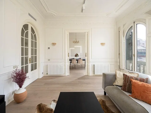Salon; światło dzienne, podłoga drewniana, styl nowoczesny