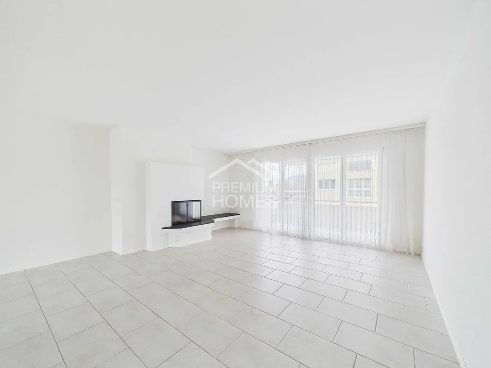 Oturma odası; fayans zemin, doğal ışık, tadilatlı