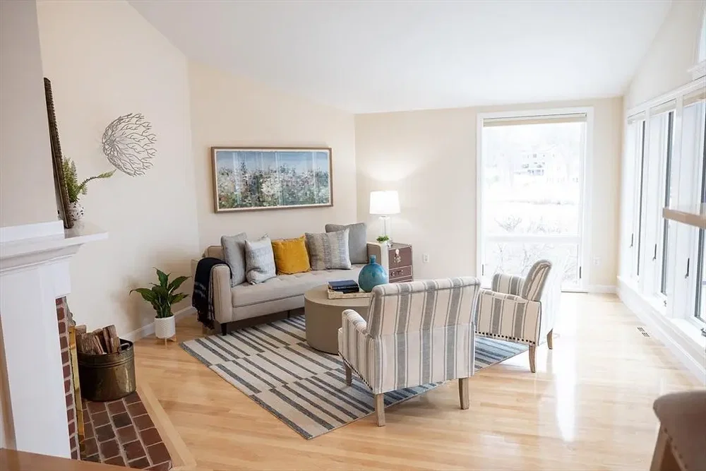 Dnevna soba; prirodno svjetlo, kamin, drveni pod