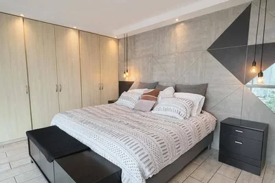 Spavaća soba; drveni pod, pločice, prirodno svjetlo, moderni stil