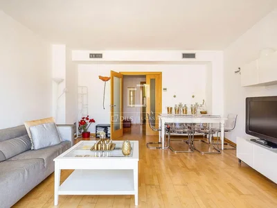 Oturma odası; doğal ışık, modern stil