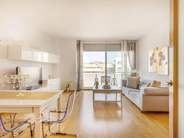 Salón; vista, suelo de madera, luz natural, estilo moderno