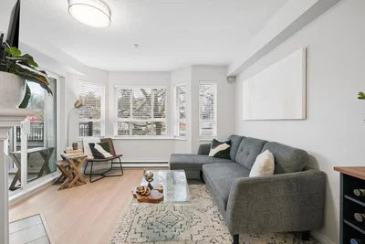 Salón; luz natural, suelo de madera, estilo moderno