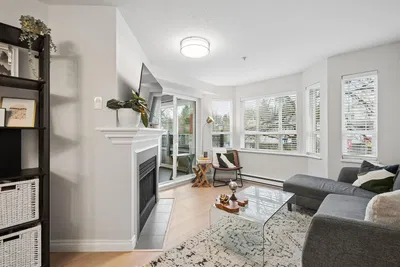 Wohnzimmer; kamin, tageslicht, moderner stil