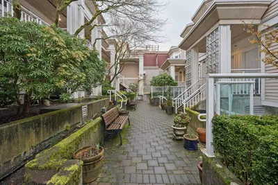 Casa y alrededores; luz natural