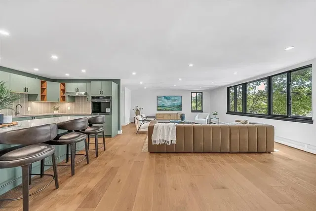 Wohnzimmer; küchengeräte, holzboden, tageslicht, moderner stil