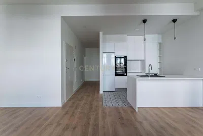 Кухиња; кухињски апарати, дрвени под, реновиран, природно светло