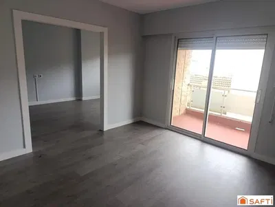 Yatak odası; ahşap zemin, manzara, doğal ışık