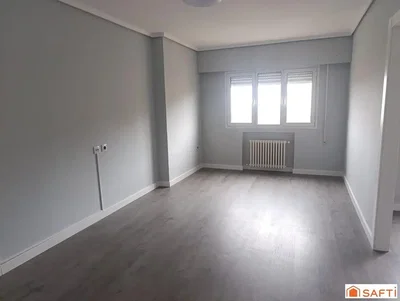 Yatak odası; doğal ışık, ahşap zemin, tadilatlı