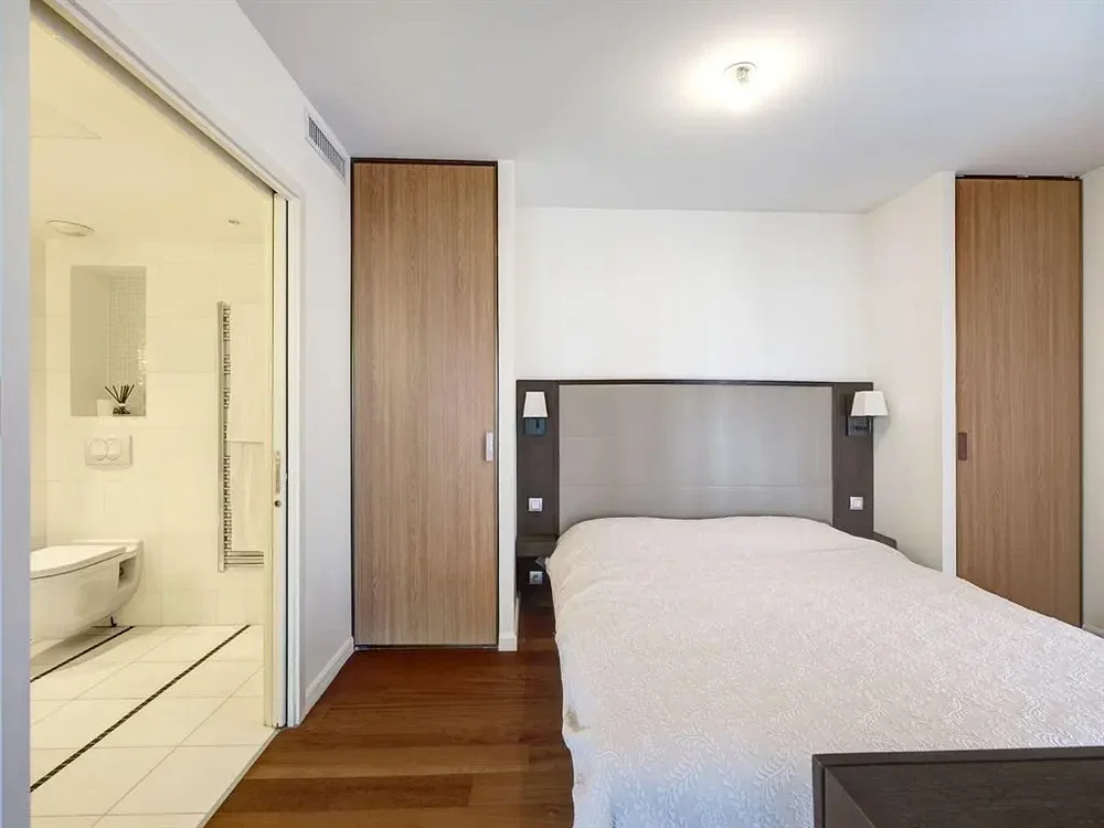 Schlafzimmer; holzboden, tageslicht