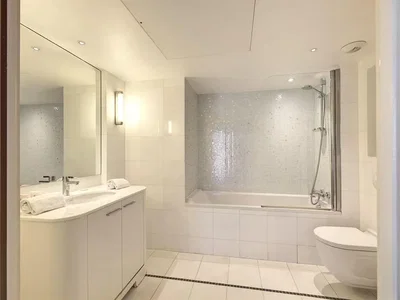 Banyo; fayans zemin, doğal ışık, tadilatlı