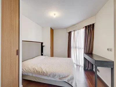 Schlafzimmer; tageslicht, holzboden