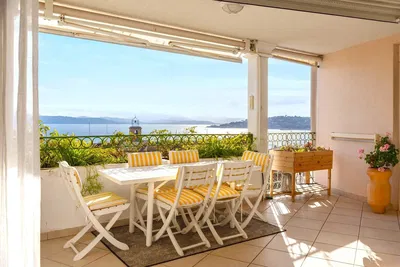 Teras; manzara, fayans zemin, doğal ışık