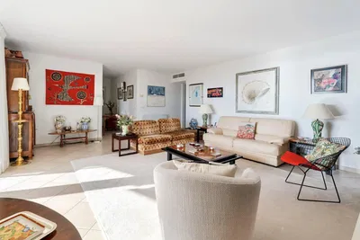 Oturma odası; fayans zemin, doğal ışık, modern stil