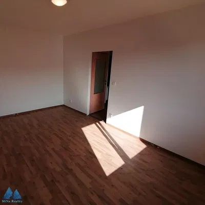 Schlafzimmer; holzboden, tageslicht