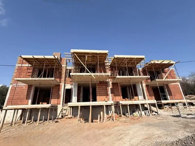 Kuća i okolina; potrebna renovacija