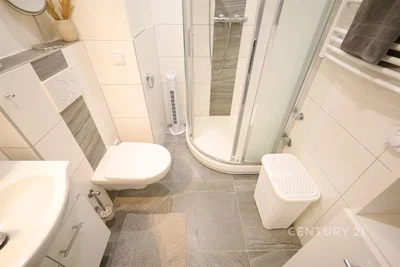 Badezimmer; fliesenboden, renoviert, tageslicht, moderner stil