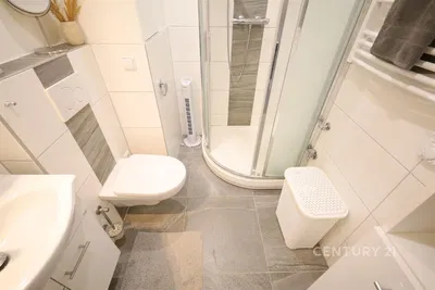 Badezimmer; fliesenboden, renoviert, tageslicht, moderner stil