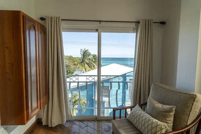 Obývací pokoj; výhled, dřevěná podlaha