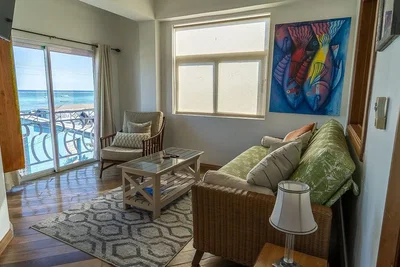 Obývací pokoj; výhled, přirozené světlo, moderní styl