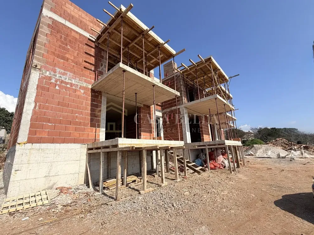 Kuća i okolina; potrebna renovacija