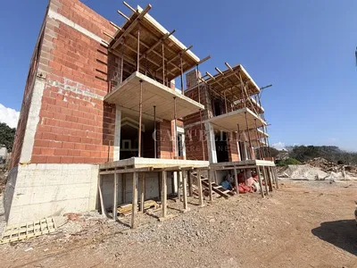 Kuća i okolina; potrebna renovacija