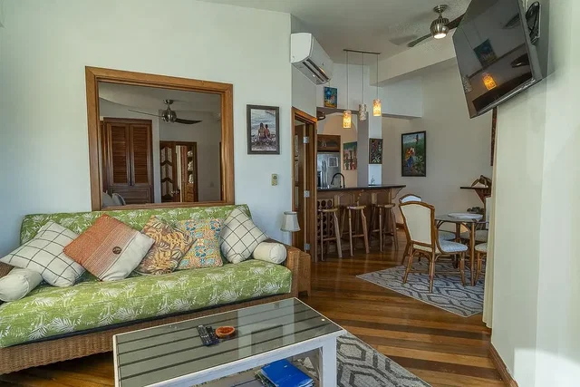 Salón; suelo de madera, luz natural, estilo moderno