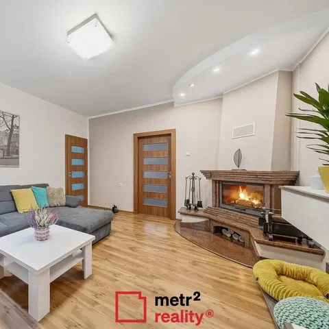 Obývačka; krb, prirodzené svetlo, moderný štýl