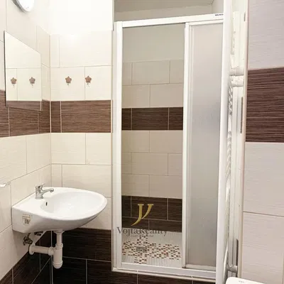 Kupaonica; pločice, prirodna svjetlost, moderan stil