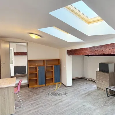 Dnevni boravak; prirodna svjetlost, drveni pod