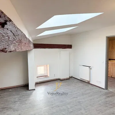 Spavaća soba; prirodna svjetlost, drvene grede