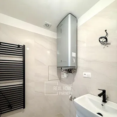 Badezimmer; warmwasserbereiter, fliesenboden, tageslicht, renoviert