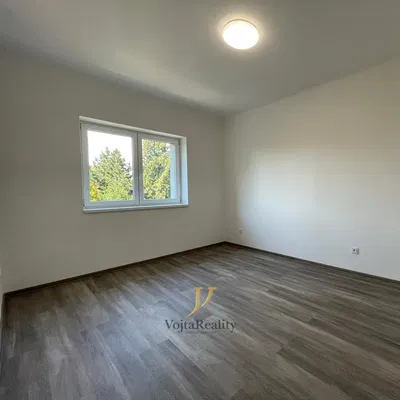 Yatak odası; manzara, ahşap zemin, doğal ışık